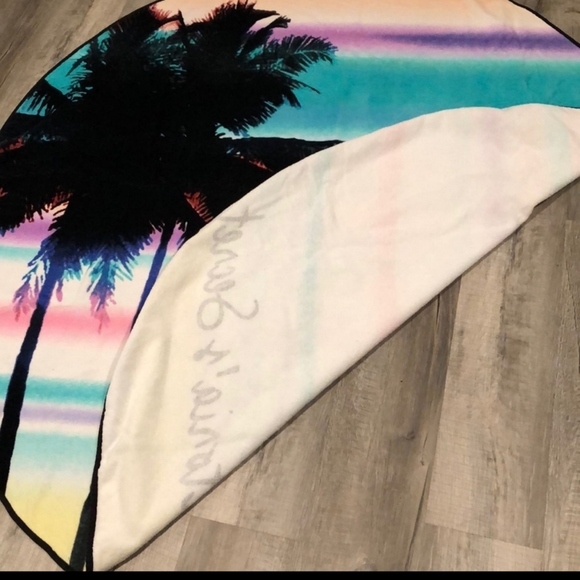 Victoria's Secret towel - Picture 5 of 9